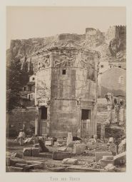 Athènes. Vue de l’Horologion d’Andronicos dans le quartier de
                    Plaka © Musée Guimet, Paris, Distr. Rmn / Image Guimet