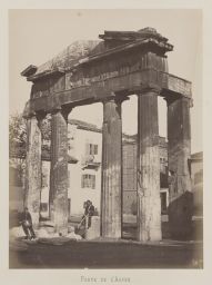 Athènes. Vue de la porte ouest de l’agora romaine dans le quartier
                    de Plaka © Musée Guimet, Paris, Distr. Rmn / Image Guimet