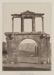 Athènes. Vue de la porte d’Hadrien dans le quartier de
                    l’Ilissos © Musée Guimet, Paris, Distr. Rmn / Image Guimet